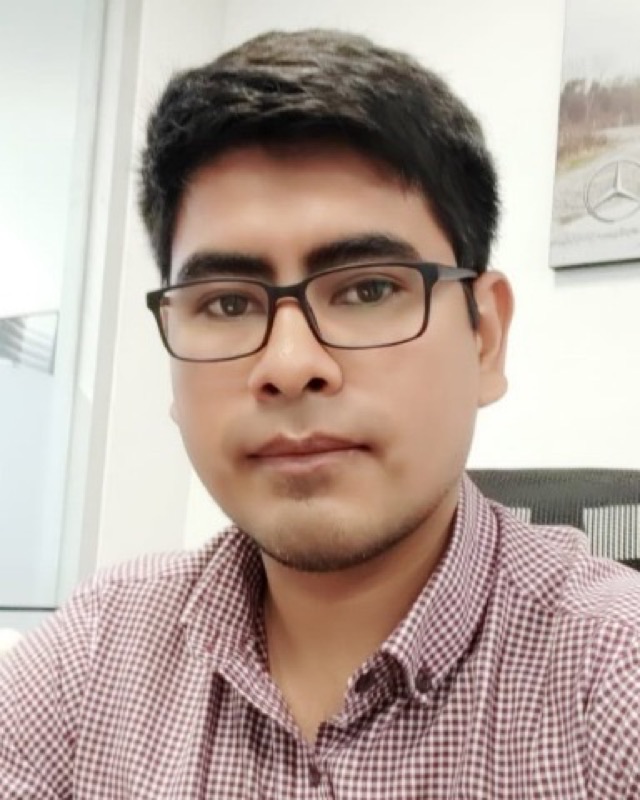 Retrato de Alvaro Vargas, CEO de Consultoría Digital: un hombre joven de cabello oscuro, con lentes de montura rectangular y camisa a cuadros.